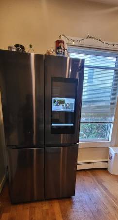 $1,250 / 3br - 200ft2 - A 3 minutos a pie de la estación T Malden Center, estacionamiento gratuito, lavandería gratuita (Malden center)63690755808387124