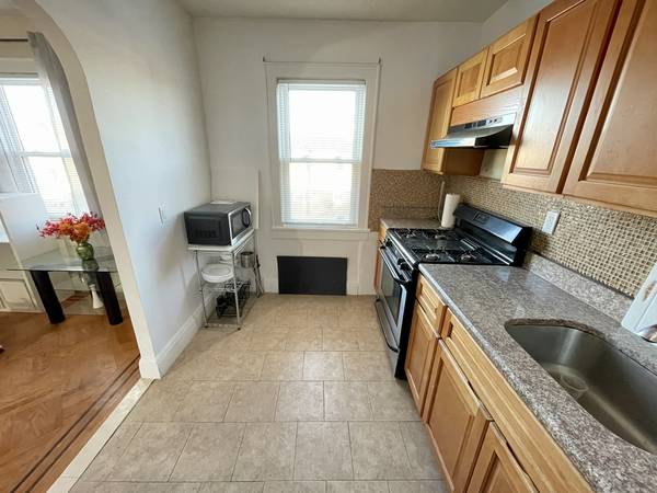 $1,275 / 3br - Habitación grande con cama queen, cerca del "JFK" tren A/J + autobús Q53/56 (Ozone Park / Howard Beach / Woodhaven / Crossbay)63949685152003123
