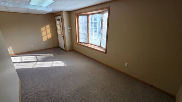 $1,500 / 850ft2 - Nice commercial space for rent in the heart of Menomonee falls (MENOMONEE FALLS)64151651330177121
