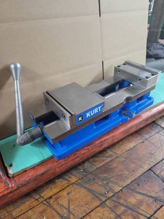 Kurt  6 in x 9in cnc  vise w handle 1