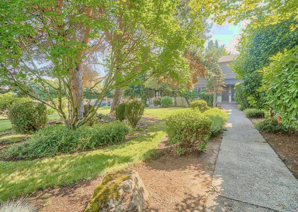 $1,350 / 1br - SPECIAL - $300 OFF + Near 6 Grocery Stores, 3+ Theaters & More (Hawthorne District)63870109341441121
