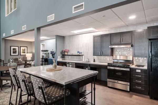 $1,414 / 2br - Sundeck, Beauty Salon, 2/hab (611 NE Bellevue Drive, Bend, OR)63839289682561120