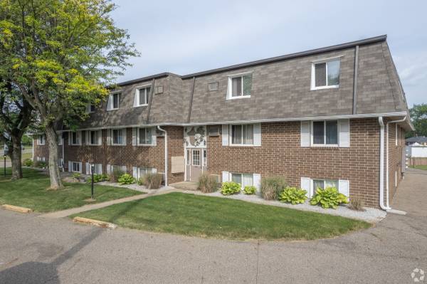 $875 / 2br - 🏢 2-Bedroom Apartment with Private Balcony – Available Now! (Plain Township)63661042195457121