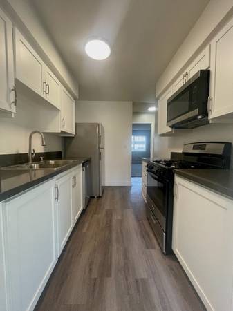 $2,725 / 2br - 962ft2 - Apartamento de 2 dormitorios y 2 baños con lavandería en el lugar en Ventura, CA! (Ventura)63800403128323122
