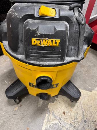 Dewalt - 9 gallon Shop vac w/accesories 1