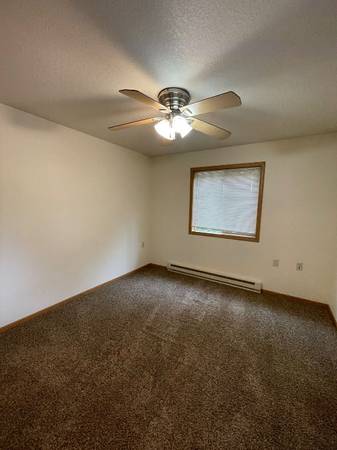 $975 / 2 habitaciones - 800 pies² - 493 E. South Ave. #5 - Disponible 2 habitaciones octubre 2025 (Chippewa Falls, WI)63845958813697123