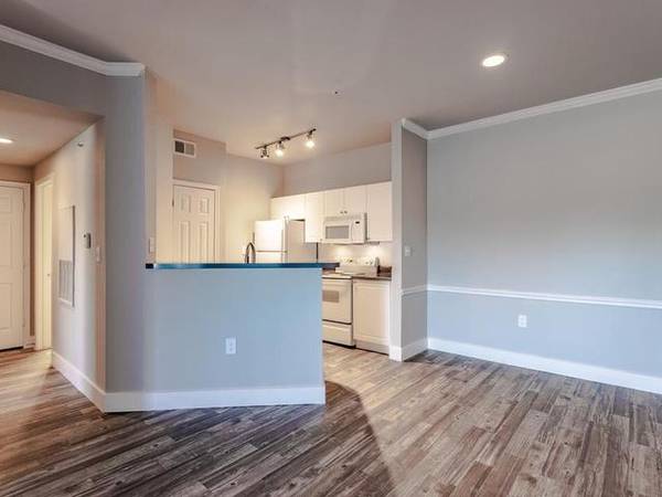 $1,260 / 2br - 1137ft2 - Resort Style Pool, Package Lockers, Recessed Entertainment Niche63796257615617121