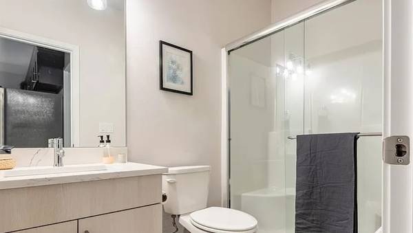 $2,700 / 2br - 850ft2 - Big open windows provide natural light. Private yard and entry. (Portland)63831537083907122