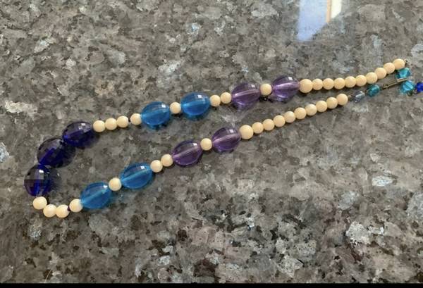 Vintage Plastic and Pearl bead 20 inch Necklace 1