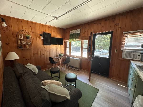 $1,525 / 1br - 300ft2 - 1 bedroom/ 1 bath cottage with lake access off season for rent (Meredith)63932057223810120