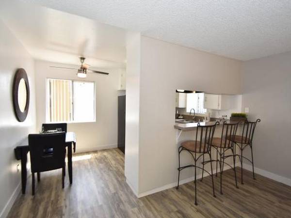 $2,642 / 2br - 775ft2 - Calefactor, Boquilla de Ducha Desmontable, Electrodomésticos Negros, Pisos de Laminado63663785669123122