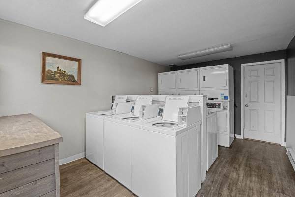 $1,175 / 1br - 580ft2 - Laundry Facility, AC Wall Units, Pool, Baseboard Heaters (boise)63794993225857122