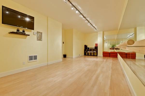 $4,388 / 1br - 675ft2 - 1/BD, Clubhouse y vestíbulo con servicio Wi-Fi, techos altos (palo alto)63658014078465124