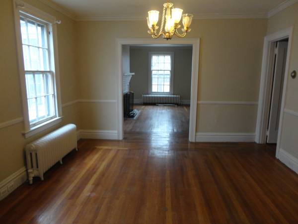 $2,350 / 3br - Hermoso, piso de madera, fp, cocina equipada, lavavajillas, baño con azulejos, estacionamiento fuera de la calle, cuarto de sol, almacenamiento, patio (West Park Ave New Haven)64010332848770120