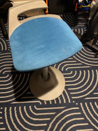 Aeris ergonomic sit-stand stool 1