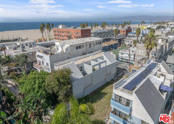 $7,000 / 3br - Bright, Airy Duplex on one of Venice's Most Coveted Walk Streets (Venice)64215959156739123