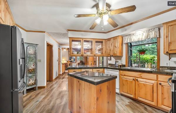 $1,450,000 / 8br - 7170ft2 - Equestrian Paradise | 5 Acres, Barn, Arena, 2-Bed Apt! (Vancouver)63999453957251122