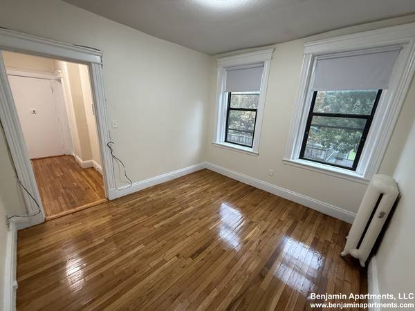 $1,995 >>ALLSTON - COMM AVE STUDIO - STEPS TO THE GREEN LINES, BU & LONGWOOD! (Brighton)63996402957570121