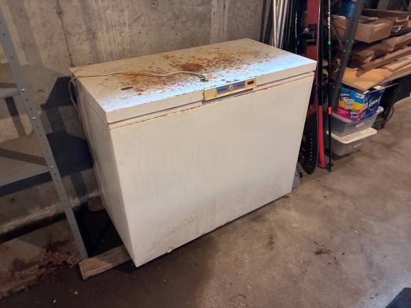 chest freezer, Amana, rusty but works fine, 42" x 22" x 35" 1