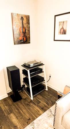 Stereo Stand MINT! 1