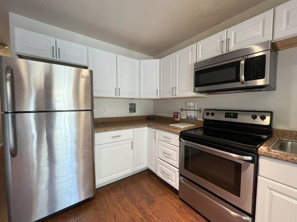 $2,095 / 2br - 1020ft2 - Cozy 2-Bedroom Home with Private Patio & Convenient Layout (Portland)63820940502915123