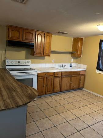 $1,000 / 2br - 700ft2 - Two bedroom duplex with bills (Laredo)63662003495937120