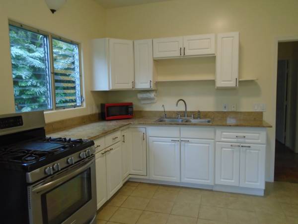 $1,950 / 2br - 950ft2 - House on lush quiet street (Kealakekua)63686710207489123