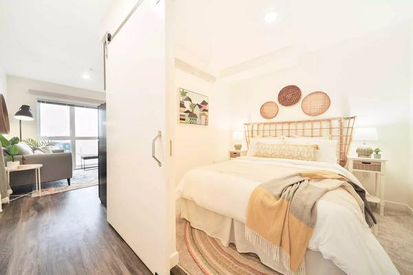 $1,550 / 1br - Beautiful and Bright 1 bd/1 ba! Stunning View! (Seattle)63884887243009121