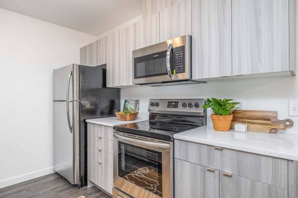 $1,690 / 2br - 911ft2 - Balcónes privados, Cocinas completamente equipadas, Sala de paquetería segura (230 Battelle Blvd.)63669172696449123