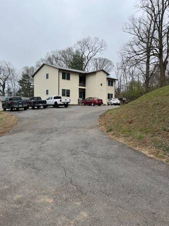 $1,600 / 2br - Nice top floor unit in North Asheville (Beaverdam Lake)64029374864003120