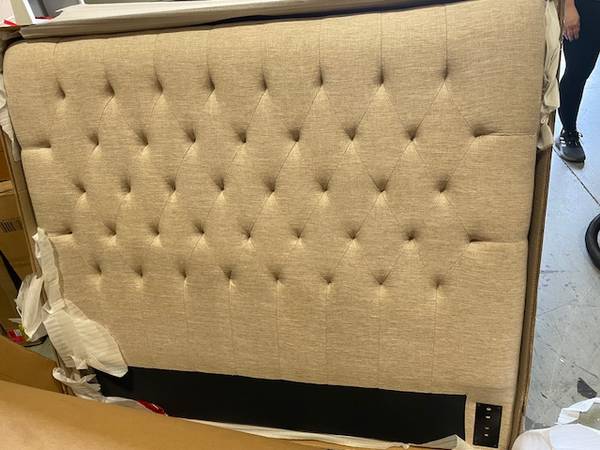 Coaster Martines Chloe Upholstered Full Panel Headboard Oatmeal 1