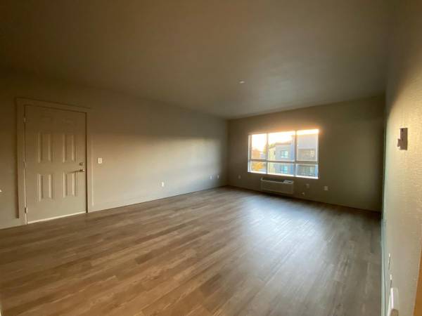 $1,999 / 2br - 1134ft2 - Run with Your Pup, Then Hit the Gym  We've Got It All! (Coburg Rd)63977276202627121