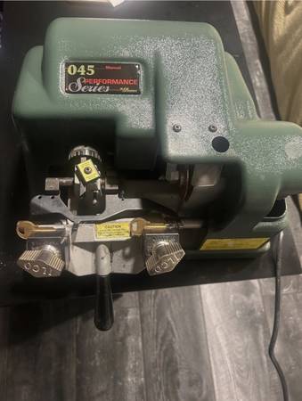 ILCO 045 Performance Series Manual Key Cutting Machine – Tested & Work 1