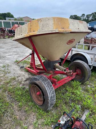 ¡¡Vicon, esparcidor que se arrastra tras el tractor!! - $300 (Loganville)63470457945985121