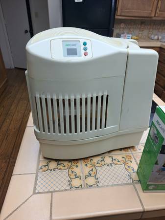 AIRCARE While House Humidifier 1