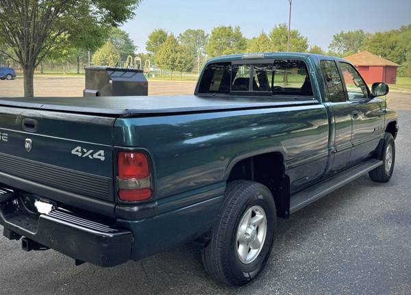 1998 Dodge Ram 1500 Laramie SLT 5.9 V8 4x4 - $3,650 (Troy mi)63622120732289123