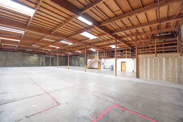 $28,575 / 22860ft2 - Almacén con 9 bahías para camiones y patio cercado (santa rosa)63671991986433123