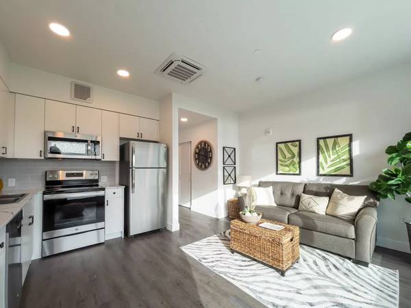 $1,695 / 373ft2 - Beautiful Capitol Lake Facing Studio Apartment! (Olympia)63688608092929124