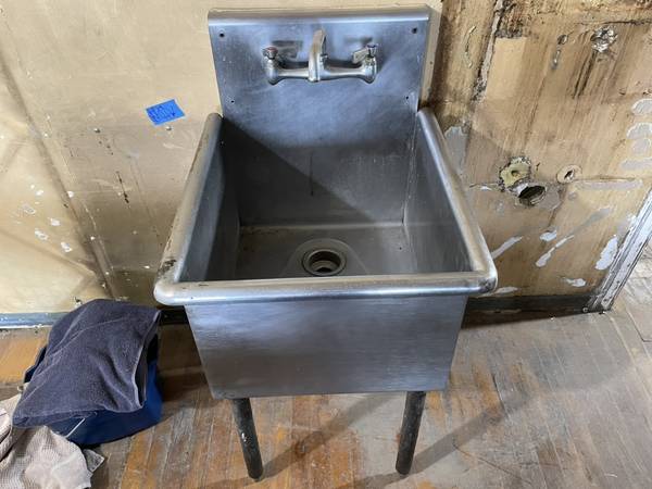 Commercial 1 Compartment Sink – Stainless Steel – Freestanding 1