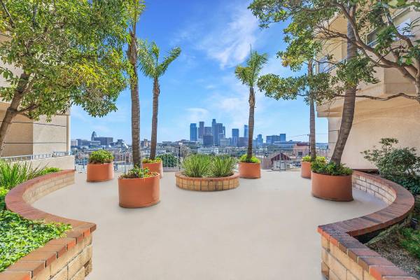 $2,629 / 2br - 842ft2 - 2 dormitorios, Mantenimiento en el lugar, Encimeras de granito de diseño (930 Figuroa Terrace, Los Ángeles, CA)63857623946755121