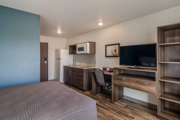 $385 / 1br - 4 millas del centro de Elkhart, tarifas semanales y mensuales bajas (810 E Windsor Ave, Elkhart, IN)63666031967747124