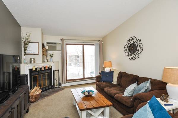$1,595 / 2br - 976ft2 - Renovated 2 bdrm with Great Plymouth Location (Plymouth)64048422423169123