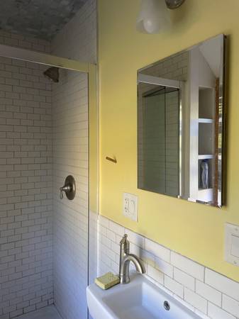 $1,700 / 2br - Quiet, 4+ room apartment (East Kingston)63932059965442124