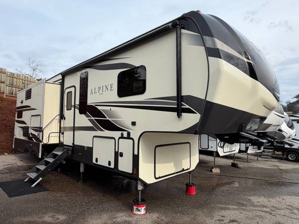 2020 KEYSTONE ALPINE 3320MK! BEAUTIFUL 1