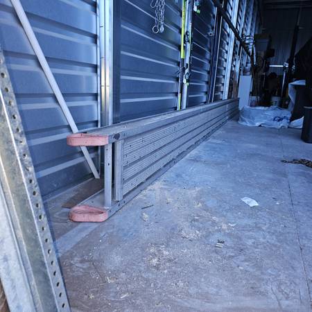 Scaffolding plank + 3 pump jack posts 1