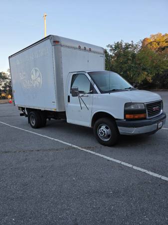 2003 GMC Savana 3500 - Photo 2