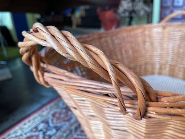 Cesta antigua grande de mimbre - $5 (Centreville)63471267493123124