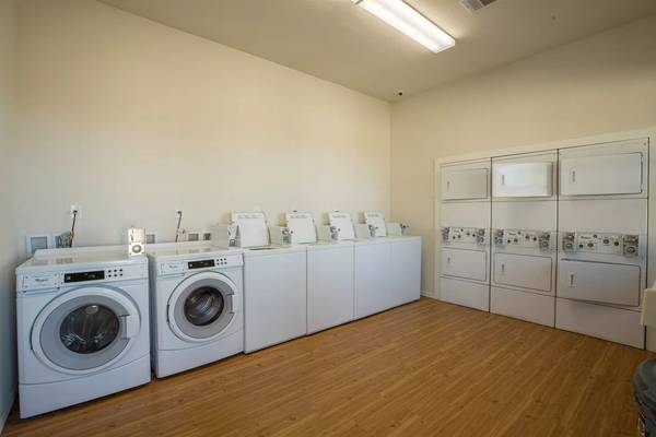 $1,109 / 1br - 713ft2 - Gorgeous 713 sq ft 1 bed / 1 bath - Prime location in Joshua (Joshua)63796555557121122