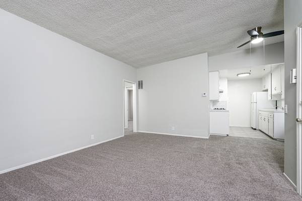 $2,225 / 2br - 760ft2 - Bright 2+1.5 in a great area! 1035 Melrose Ave. (Glendale)63840112555139124