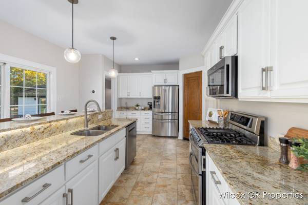 $579,900 / 4br - 2538ft2 - Beautiful 4BR, 4Bth Historic Home with 1 BR Carriage Home For Sale (Grand Rapids)64308912003843122